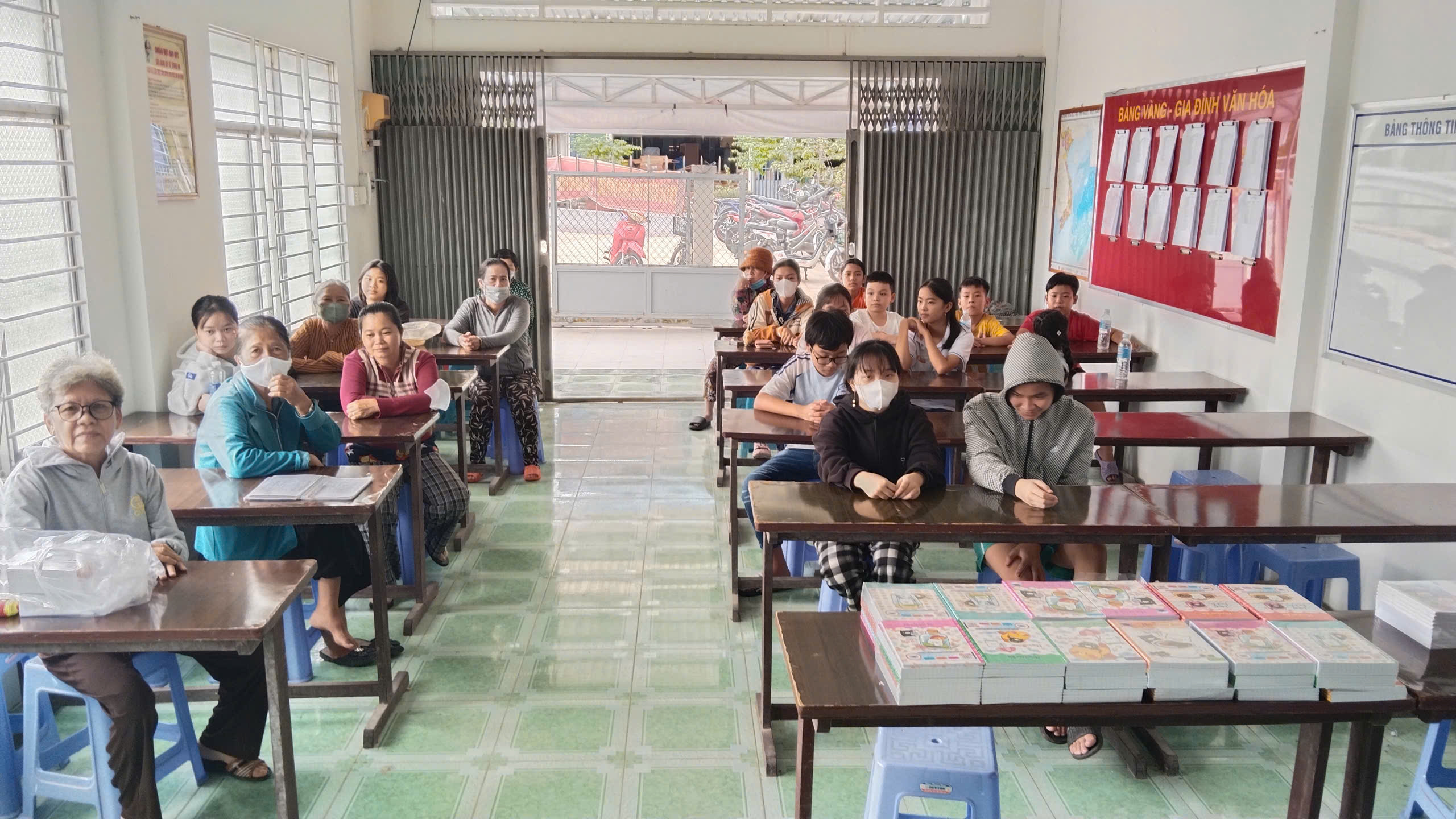 Ban Công Tác Mặt Trận Khu Phố 6 Tặng Quà Cho Học Sinh 8-2025