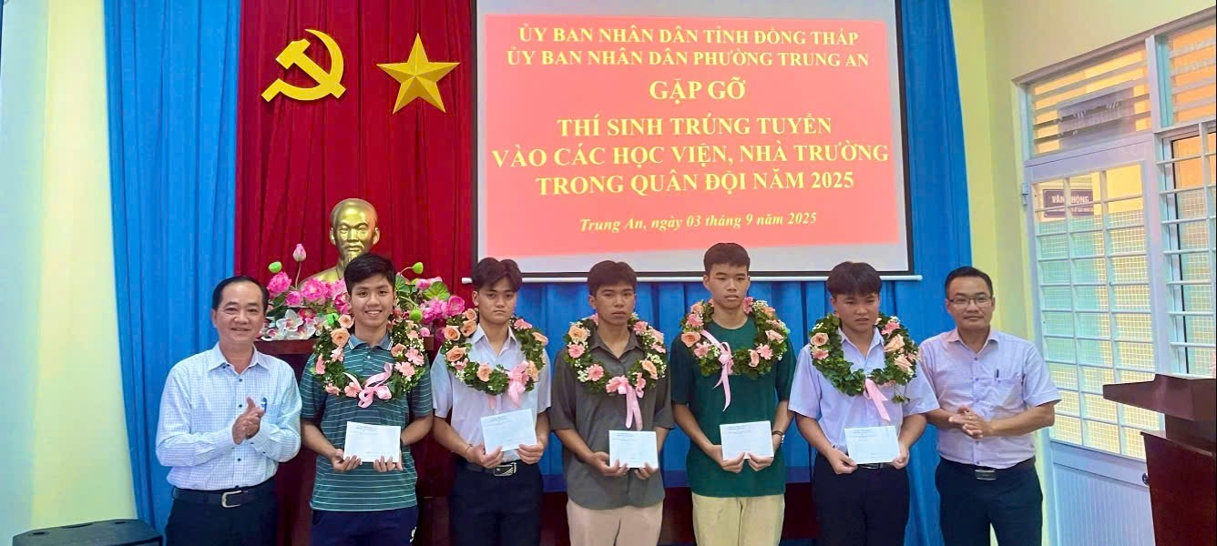 Lãnh đạo phường Trung An trao hoa và quà động viên, khích lệ tinh thần 5 thí sinh trúng tuyển vào các học viện, nhà trường quân đội năm 2025. (Đ/c Nguyễn Kiên Cường tỉnh ủy viên, bí thư đảng ủy phường “đứng bìa bên trái”)