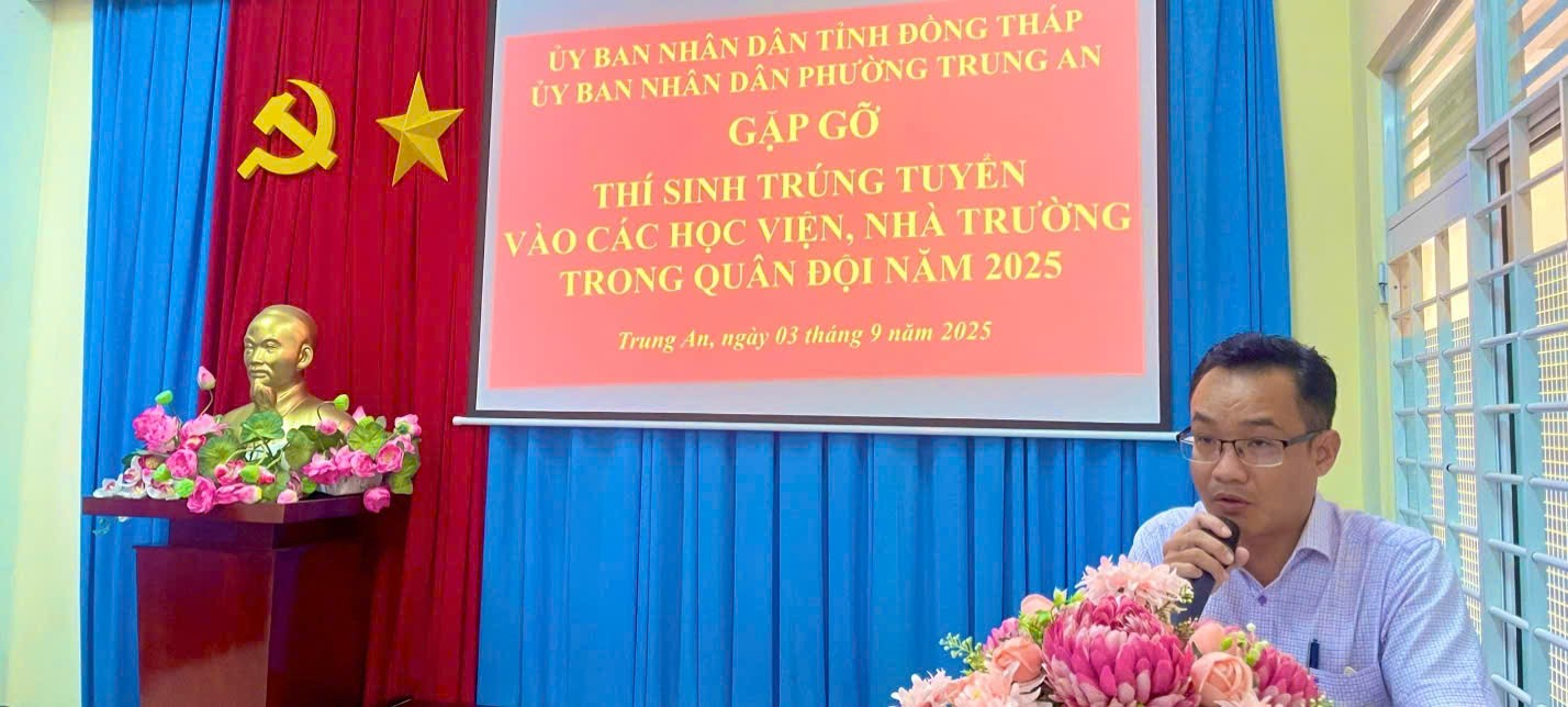 Đồng chí Lê Quốc Cường – Phó Bí thư Đảng ủy, Chủ tịch UBND phường phát biểu chúc mừng