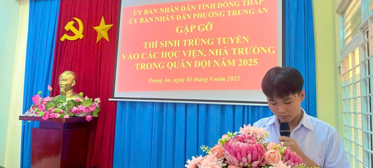 Đại diện các thí sinh trúng tuyển bày tỏ niềm xúc động, lòng biết ơn trước sự quan tâm của lãnh đạo địa phương và gia đình