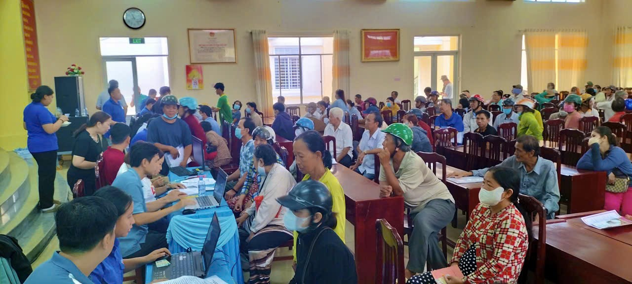 Lãnh đạo, cán bộ UBND phường Trung An trao quà Tết Độc lập 2/9 cho người dân tại Hội trường UBND phường Trung An .