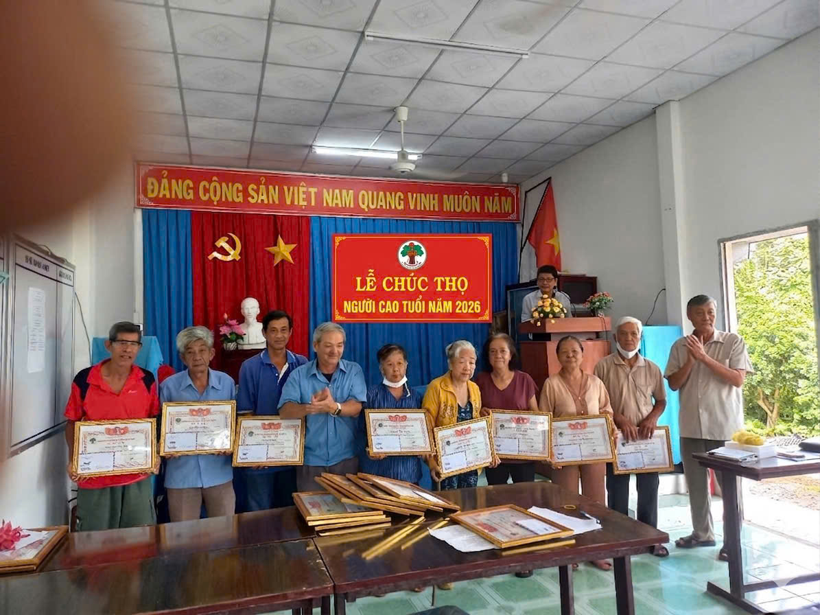 Ông Đào Công Sơn - Bí thư chi bộ - Trưởng Khu phố 6 phát quà cho các cụ cao niên